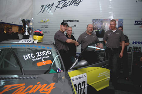 Michael Outzen (t.v.) skal fra næste sæson køre Danish Touringcar Championship for JM Racing og Jens Ole Mathiesen (i midten), der ved Biler For Alle også kunne præsentere sin nye kører i Fleggaard Renault Clio Cup, Christian Jakobsen (t.h.).